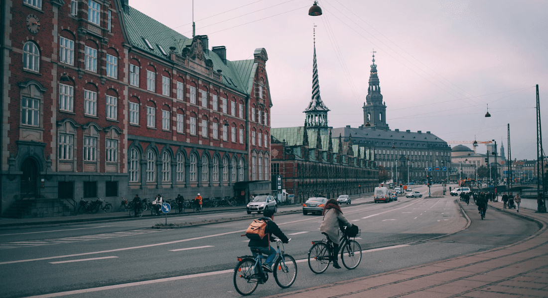Christiansborg og cykelsti, København. 